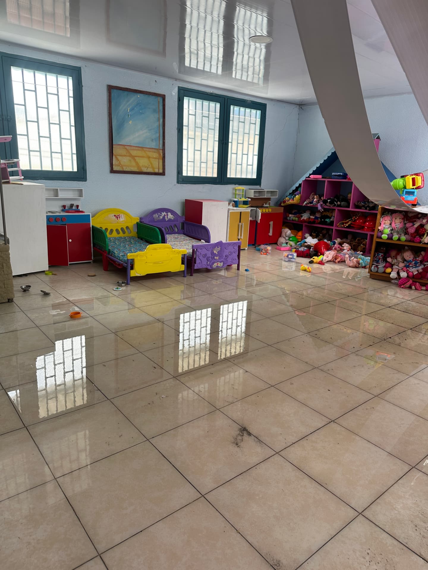 Presentamos daños en muros y en la cubierta