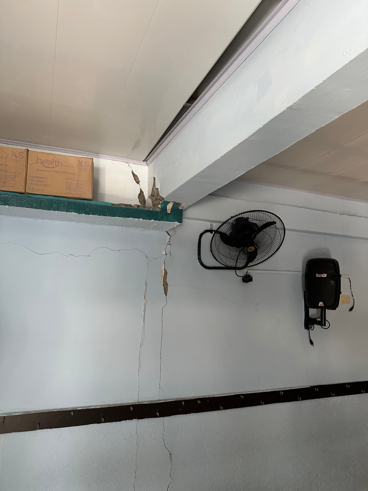 Grietas profundas en muros y vigas del hogar infantil: ordenan demolición de paredes
