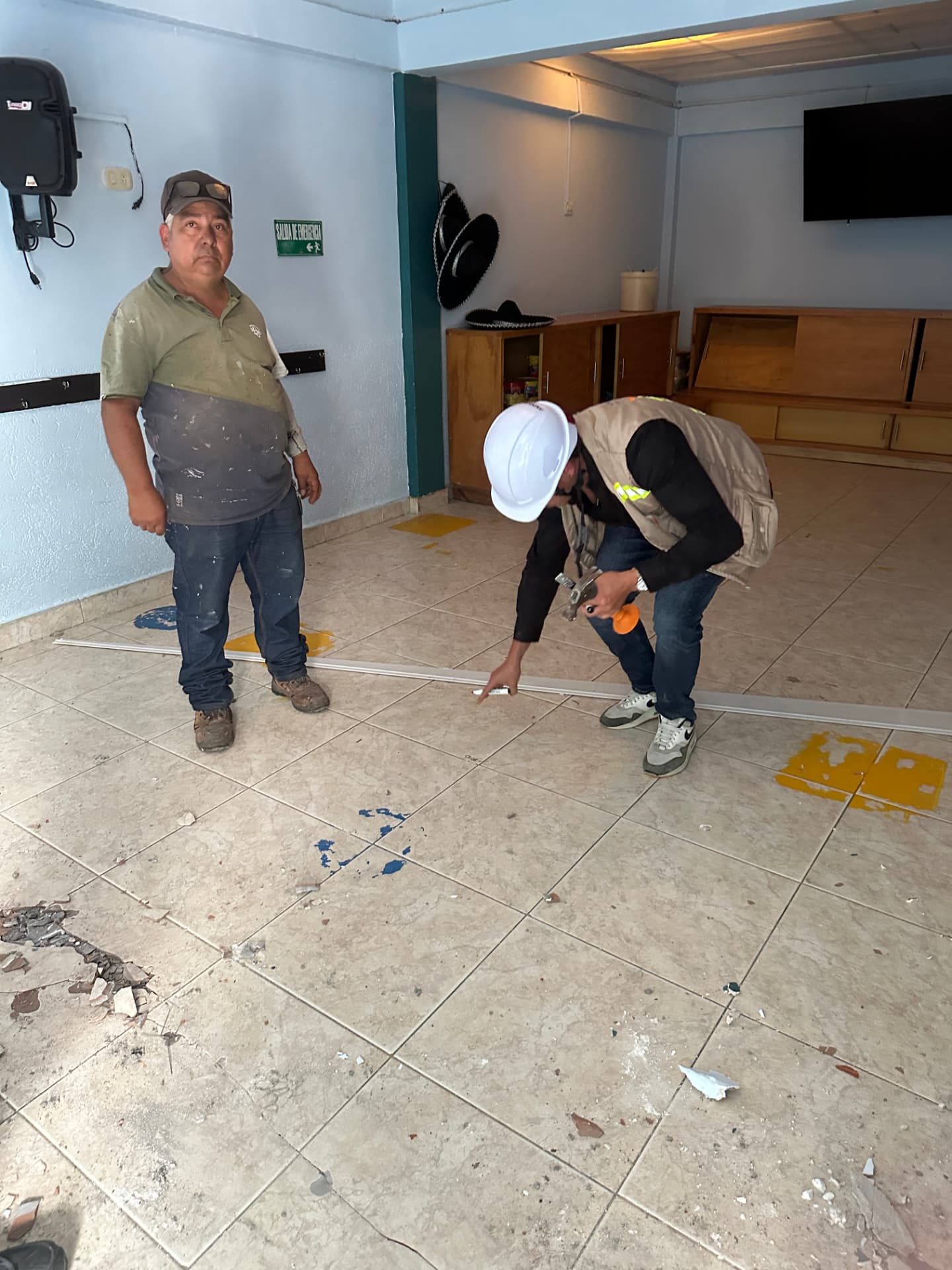 Personal técnico evaluando los daños del piso y la estructura: está pendiente una revisión por el desnivel que presenta Pilatunas 