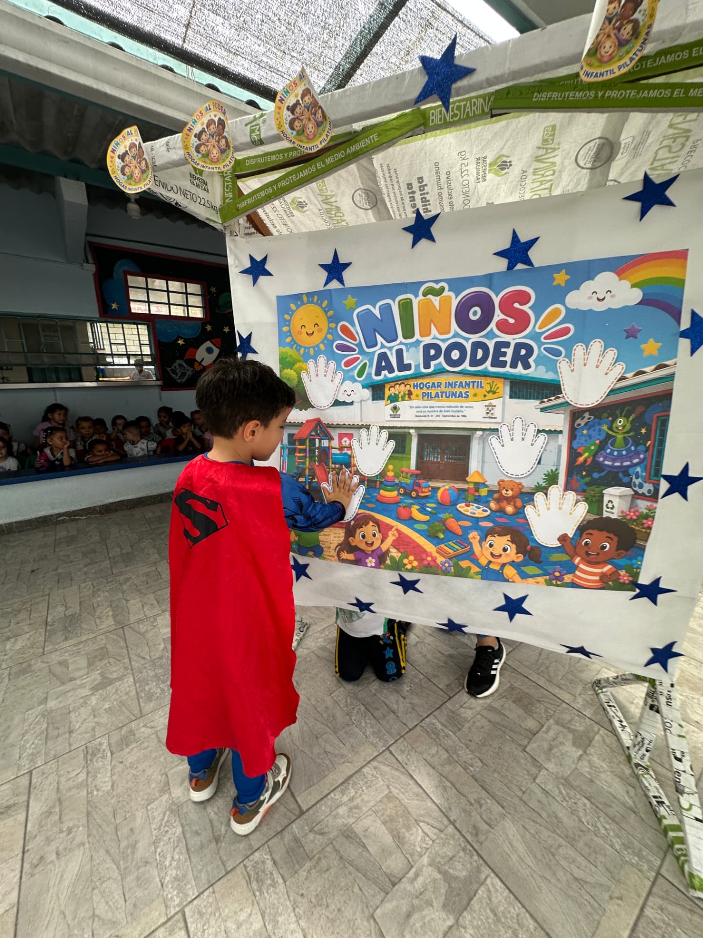 Niñas y niños del Hogar Infantil Pilatunas junto a sus profesoras